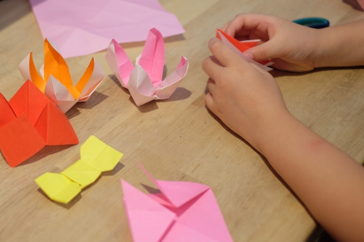 子育て中の愛おしいシュールな「折り紙」時間