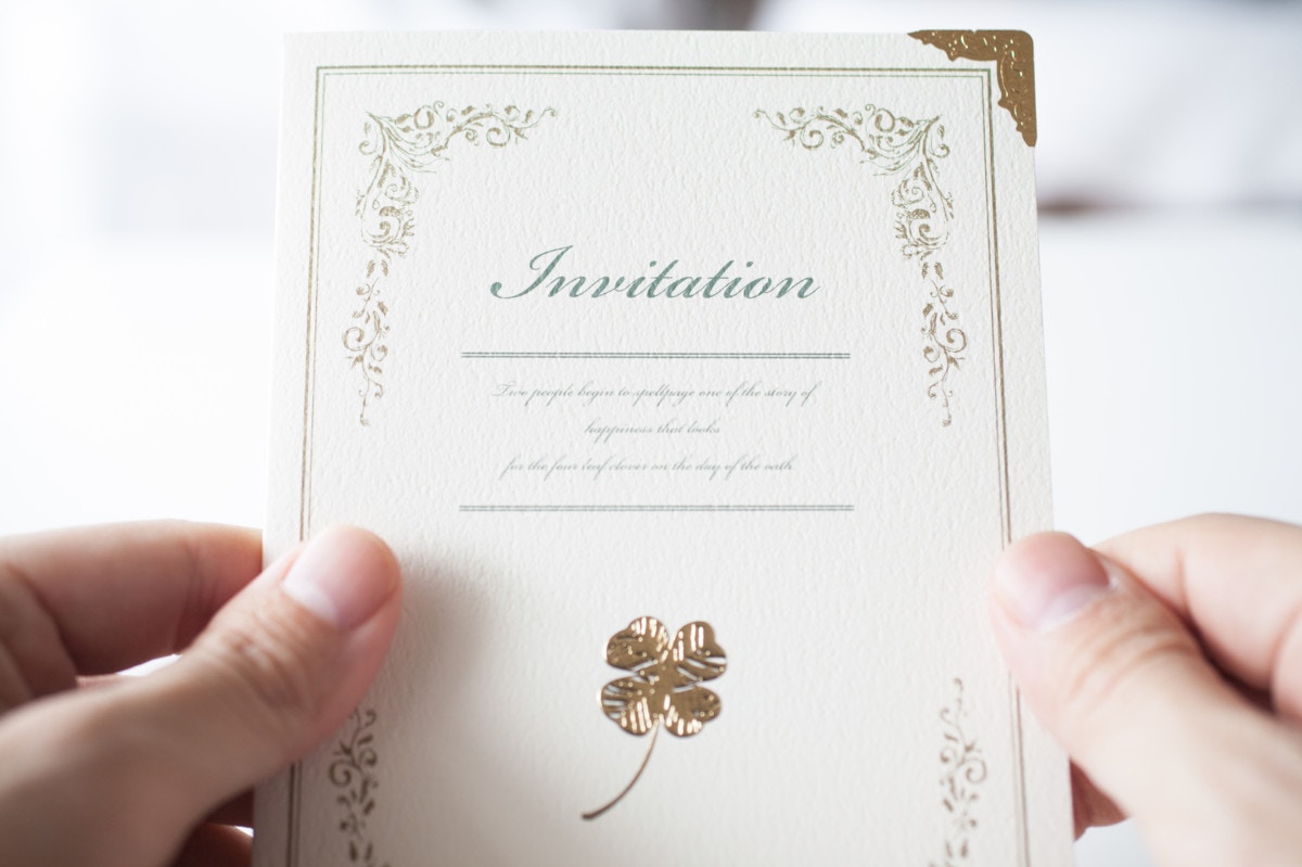 産後に届いた結婚式の招待状。いつから出席できる？欠席するときのマナー [ママリ]
