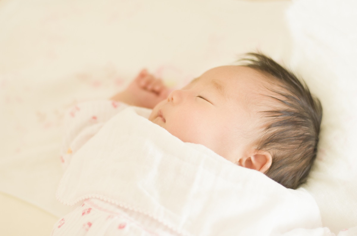 赤ちゃんの起こし方 朝から夜までの睡眠リズムと授乳方法まとめ ママリ