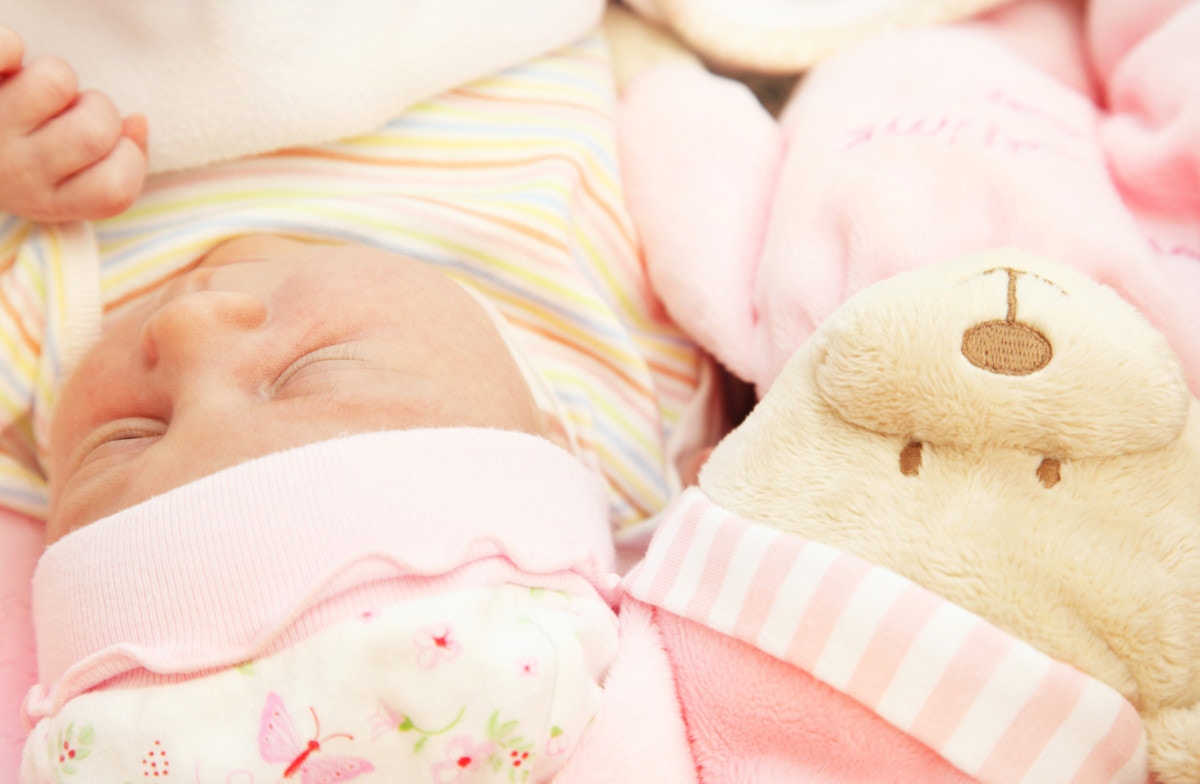 赤ちゃんのパジャマは新生児から 子供の寝るときの服装について ママリ