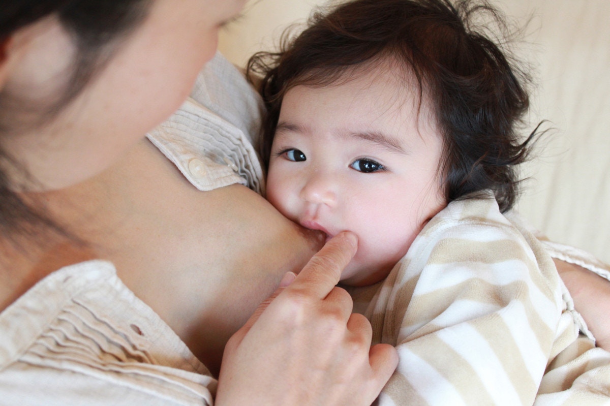 授乳で乳首が切れて痛い 母乳育児での痛い乳首トラブルを乗り切った体験談 ママリ