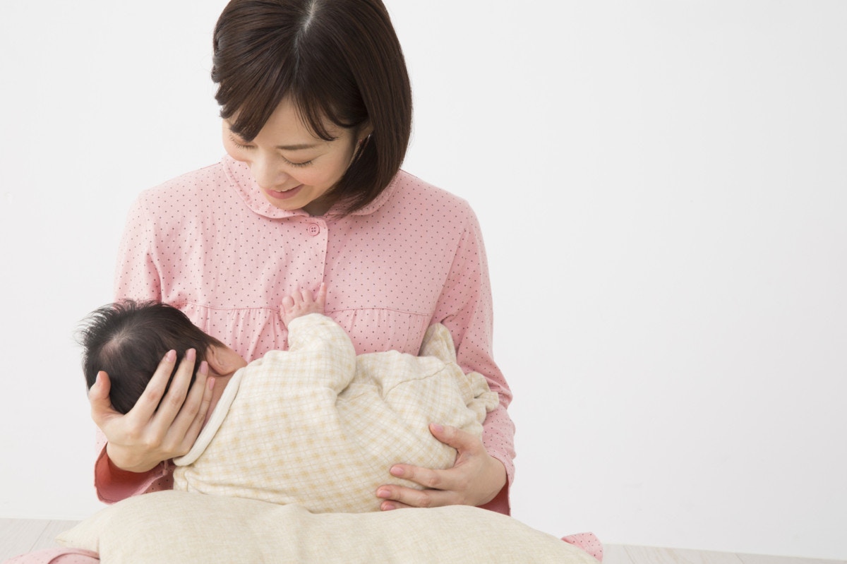 「正しい授乳姿勢のポイント」授乳中の新生児の抱き方、哺乳瓶の持ち方をくわしく紹介