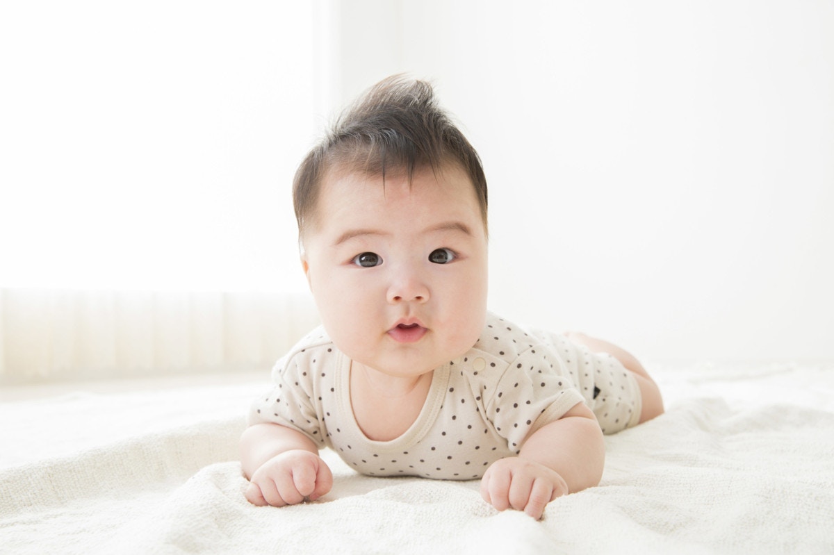 生後5ヶ月 6ヶ月の赤ちゃんの特徴とは 身長と体重や 足をつかむ動作や寝返りなど ママリ