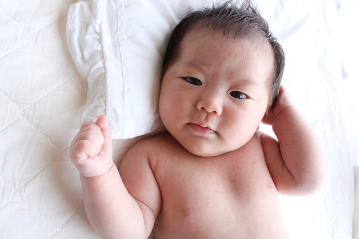 吐き戻し防止枕とは 新生児の赤ちゃんの吐き戻しの原因は おすすめの人気商品4選 ママリ