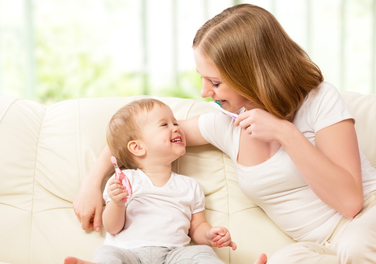 赤ちゃんの歯の仕上げ磨きのコツとおすすめの仕上げ磨き用歯ブラシ5選 ママリ