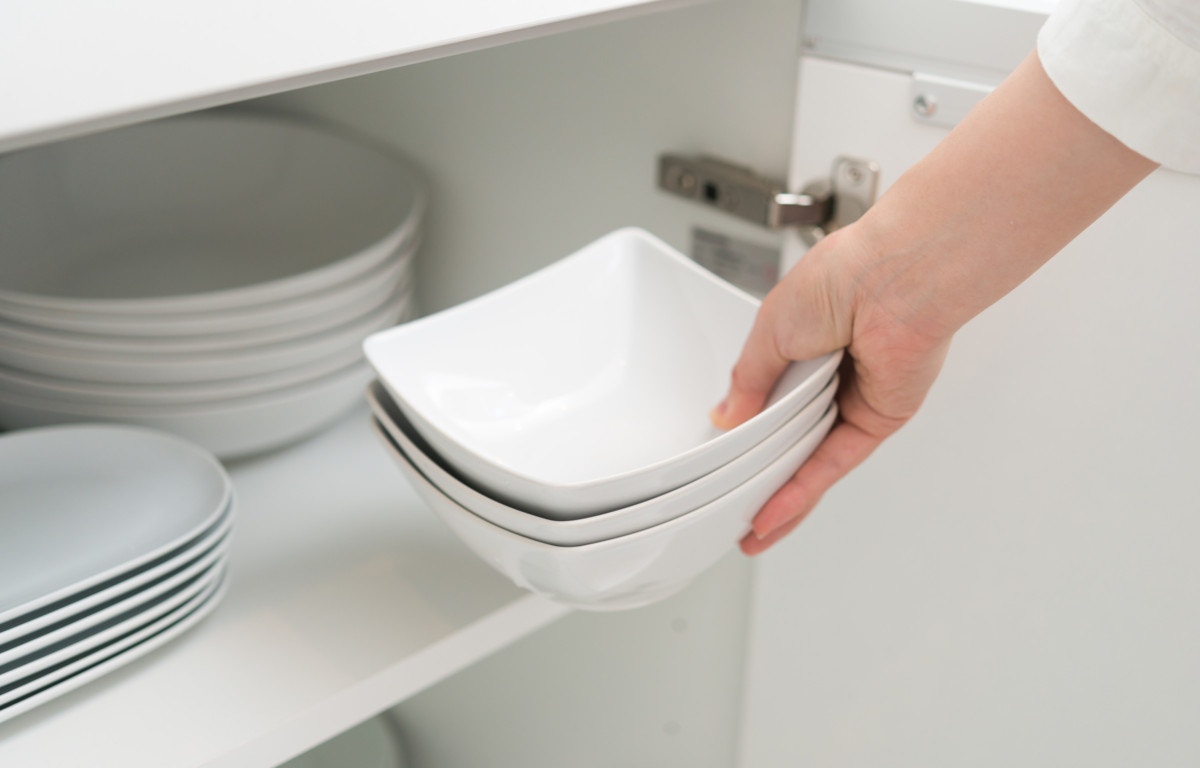 100均アイテムを使ったシンク下の食器の収納術 衛生的に皿を管理するおすすめのアイデア10選 ママリ