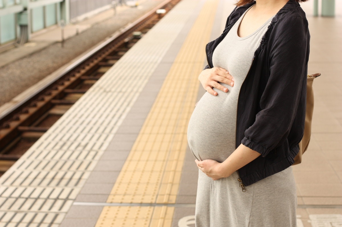 【医療監修】妊娠32週目は胎児の肺機能が完成間近！母乳が出始める妊婦もいます