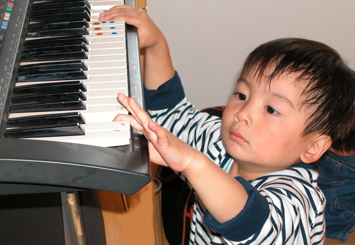 習うならピアノ 星野源が対談で語った 歳で始めるべき楽器 エレクトーン の魅力とは ママリ