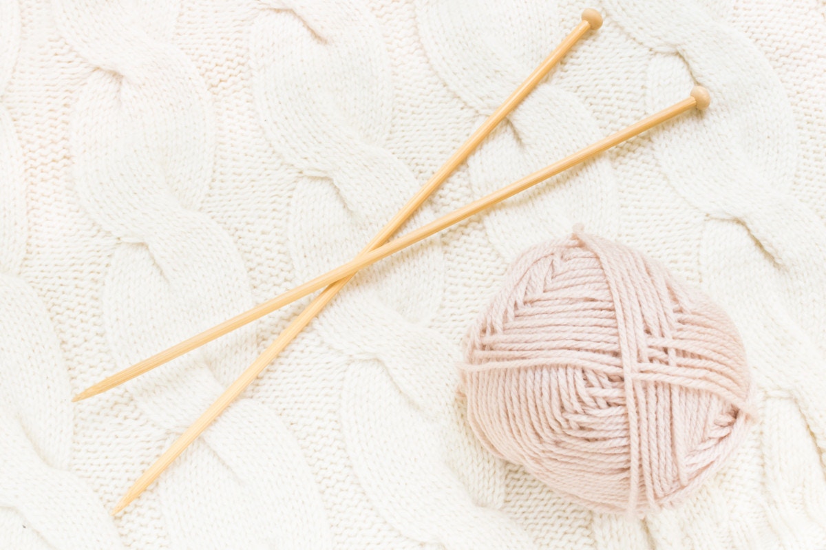 赤ちゃんのプレゼントには編み物を 初心者でも簡単 ミトンの編み方がマスターできるおすすめの人気本5選 ママリ