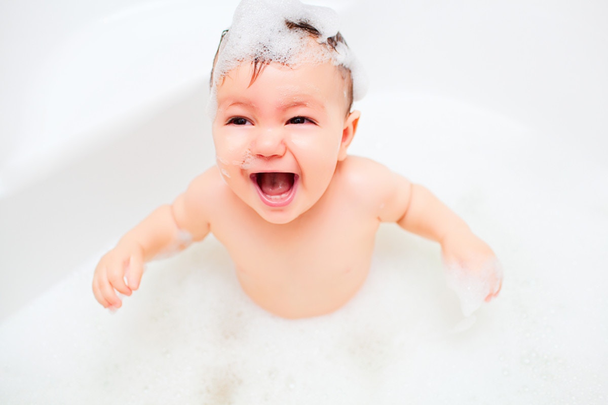 生後1ヶ月の赤ちゃんはお風呂に毎日入れる？お風呂の入れ方と注意点 [ママリ]