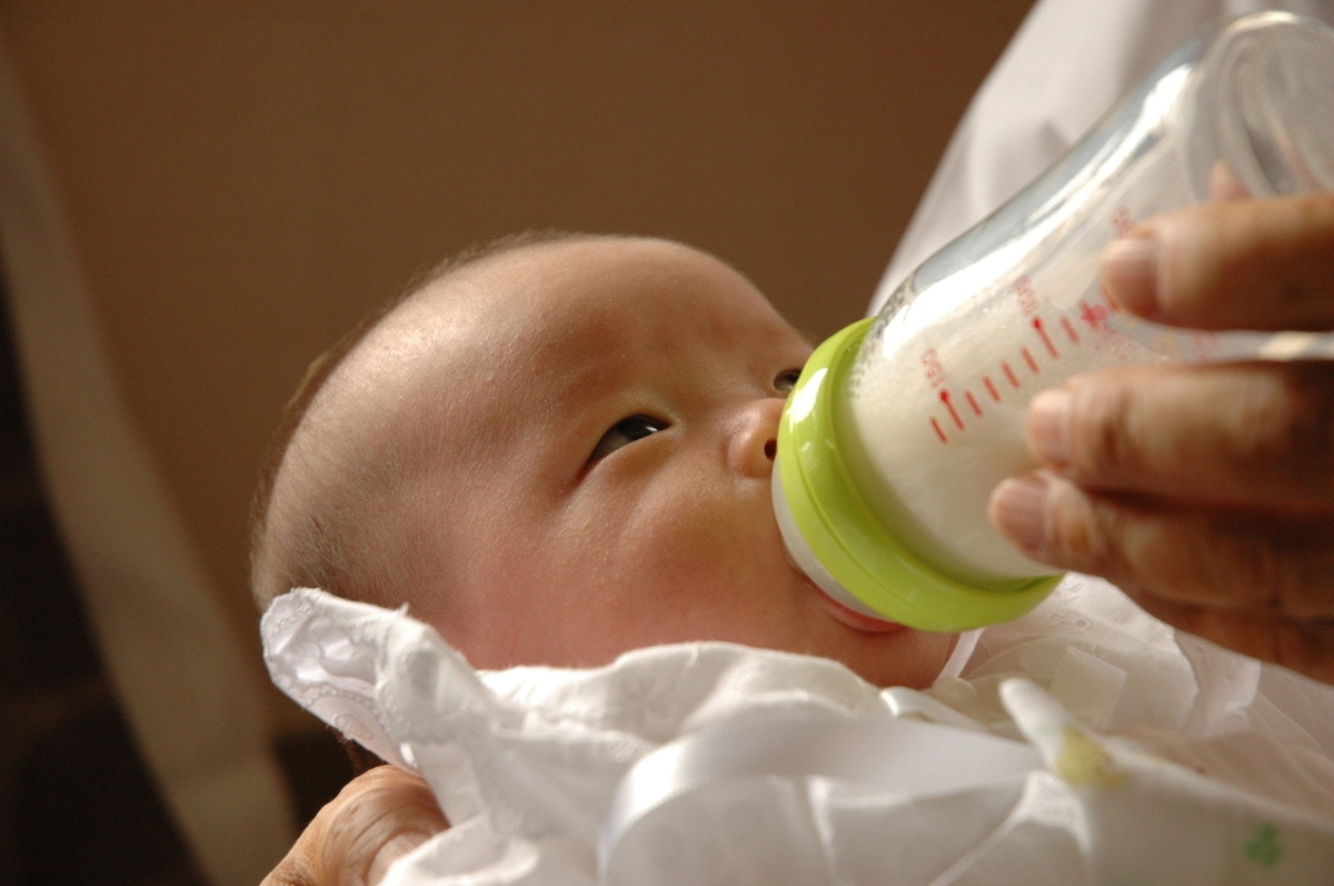 赤ちゃん 1ヶ月 ミルクの量 新生児のミルクの量は？赤ちゃんの月齢別の目安量と判断のポイント