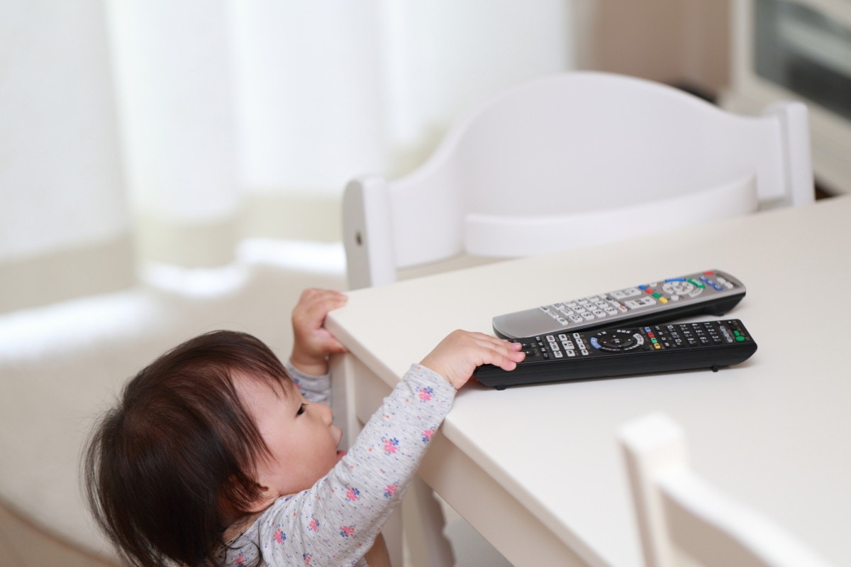 おもちゃじゃないよ 見つけるとまっしぐら なぜか子供に大人気の日用品あるある ママリ