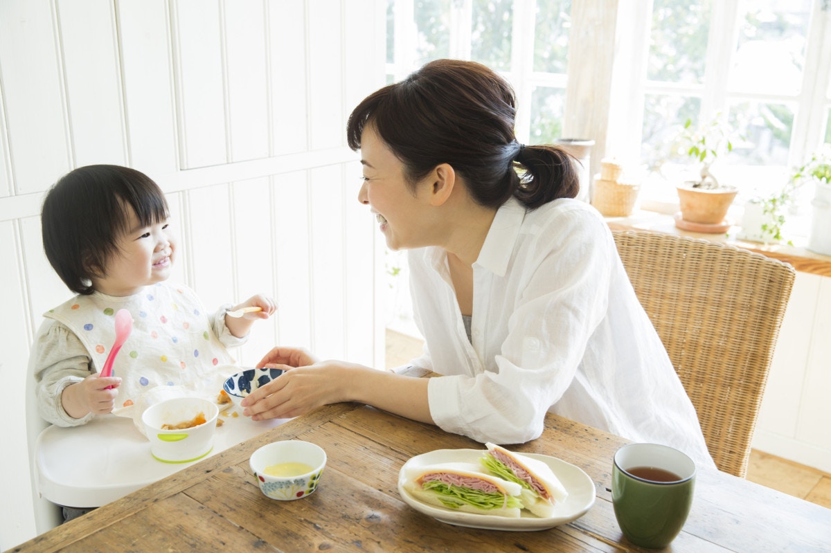 初めての離乳食におすすめ！楽しく食べられる機能性抜群の食器7選 [ママリ]