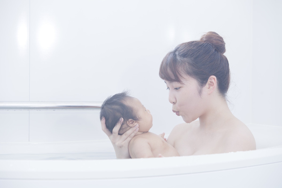 赤ちゃんを1人でお風呂に 脱衣所で待機 ママが体を洗うタイミングは 先輩ママはこうしてる ママリ