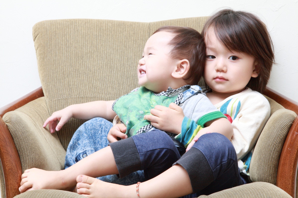 年子のお世話 どうしている 授乳や寝かしつけなど場面別の工夫を紹介 ママリ 年子のお世話 どうしている 授乳や寝かしつけなど場面別の工夫を紹介 ママリ