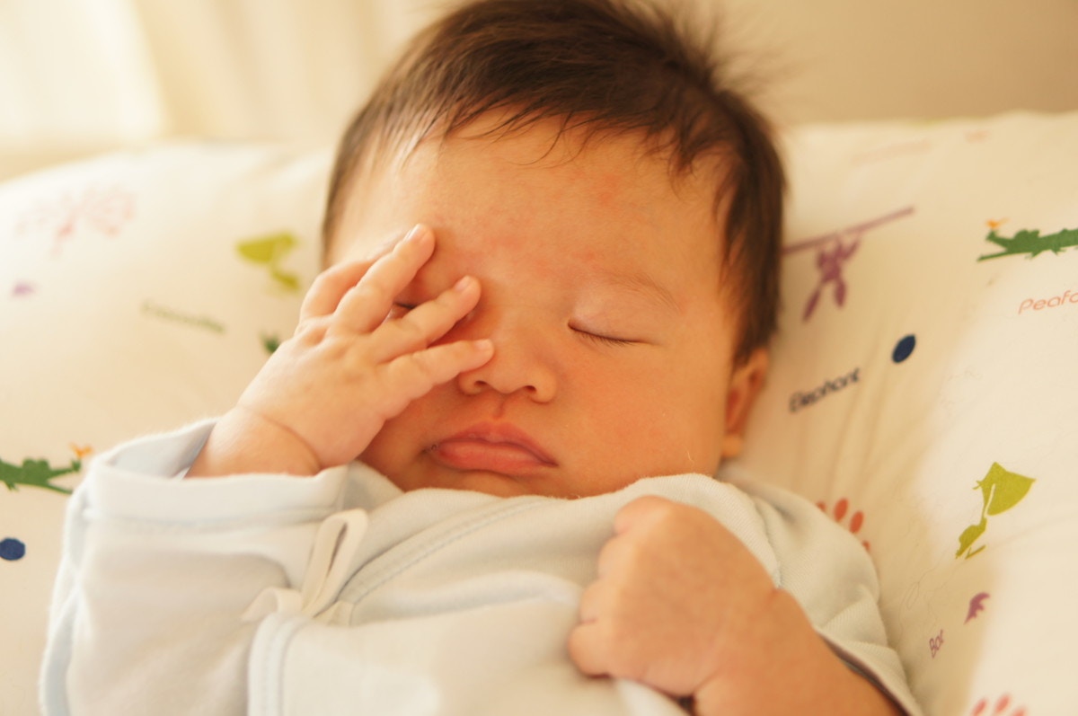 赤ちゃんが目やにを出す原因は細菌とウイルス ケア方法と注意点 ママリ