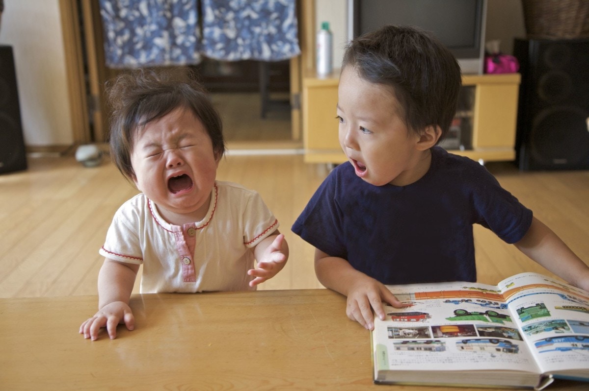 上の子の赤ちゃん返りがつらい きょうだいの子育て イライラしたときや接し方のコツ ママリ