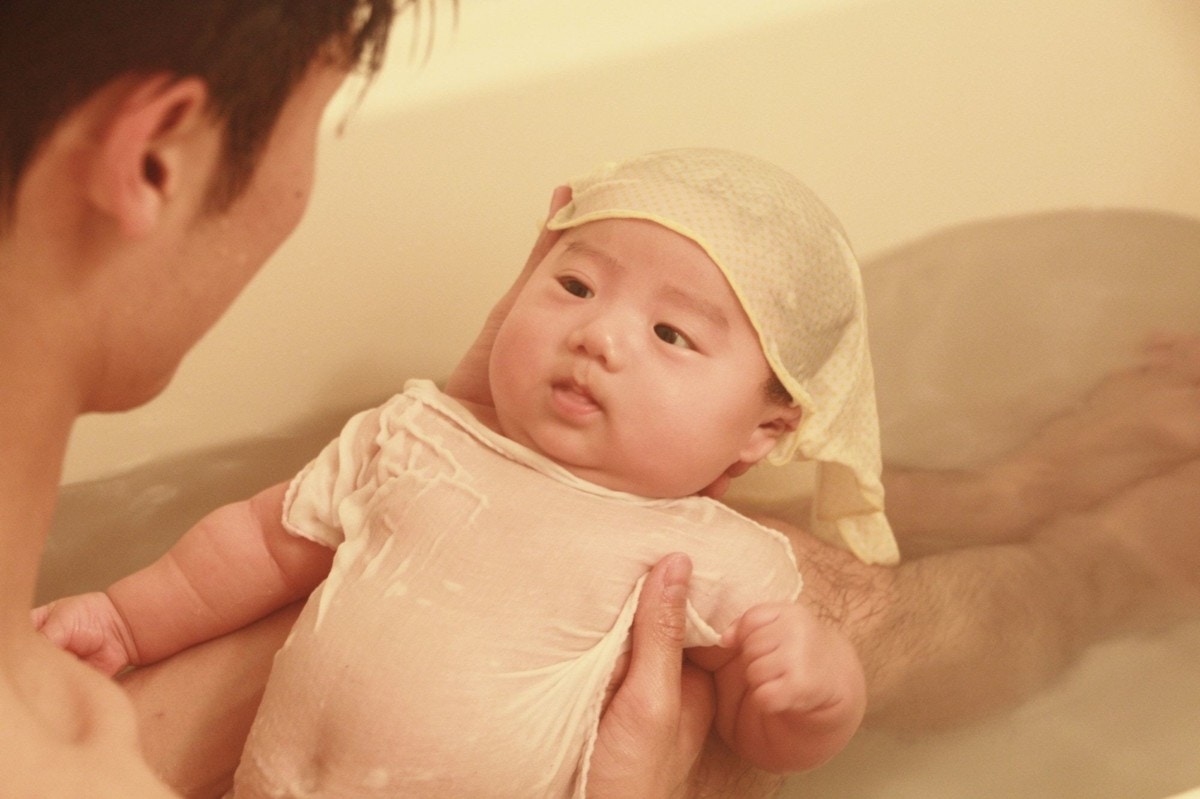 赤ちゃんとのお風呂 ママ一人でいれるとき どうしてるの 必要な心がけと入浴の流れ ママリ