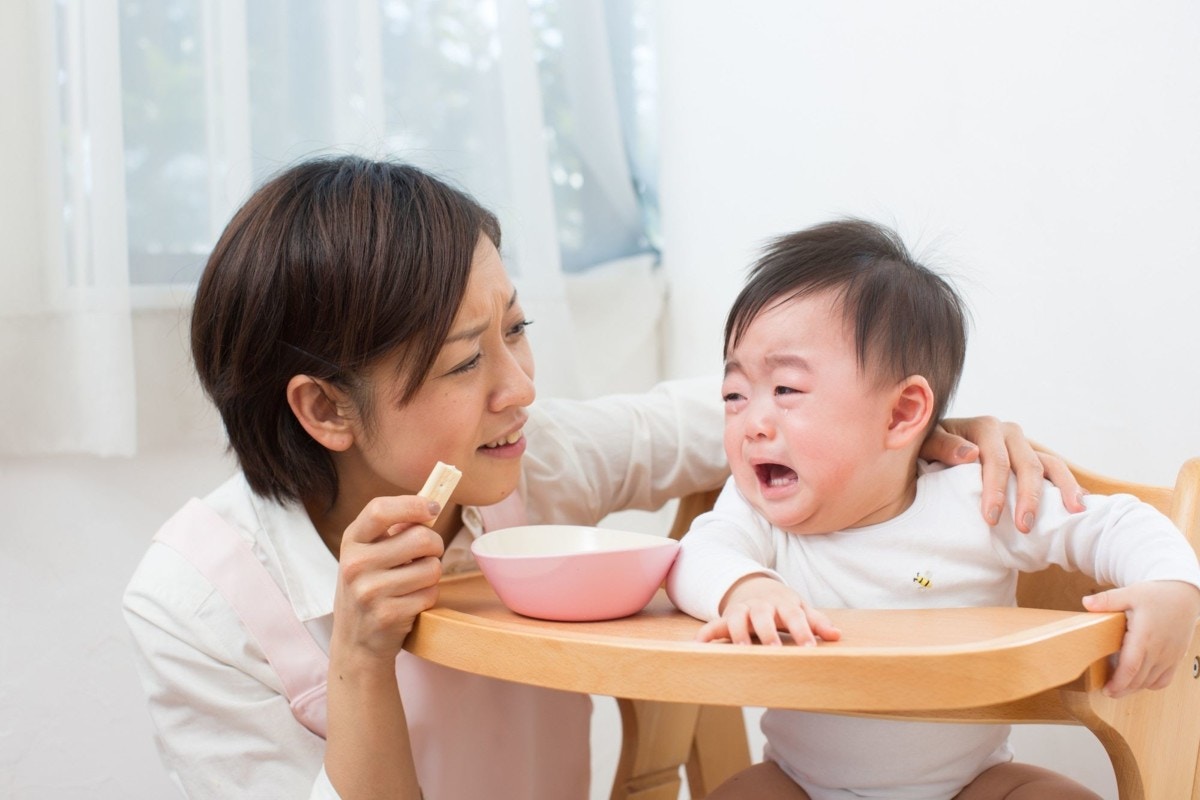 食事どき 子どもが座って食べてくれません うちの子だけなの 解決方法は ママリ