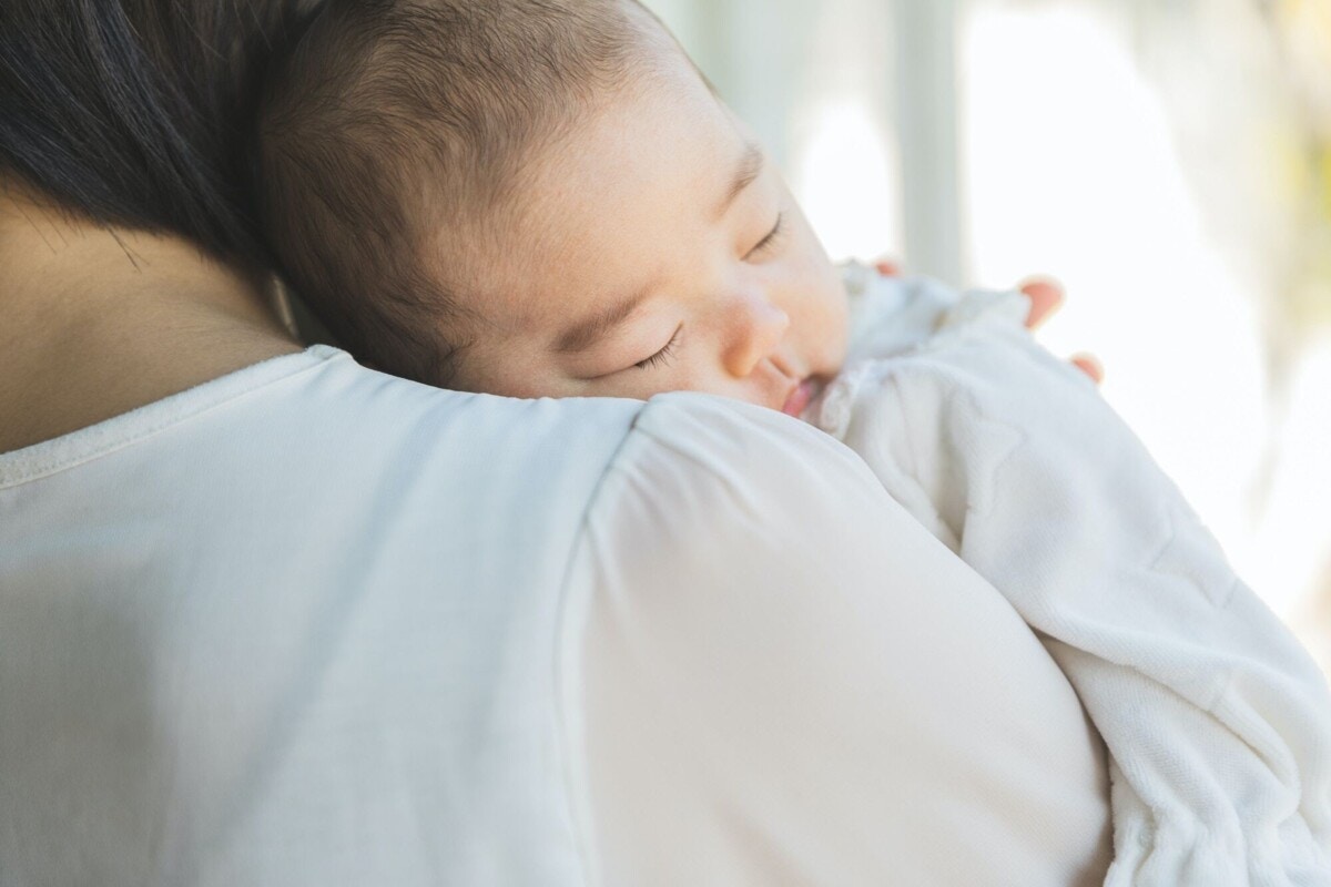 赤ちゃんの縦抱きはいつからできる 縦抱きで泣きやむって本当 ママリ