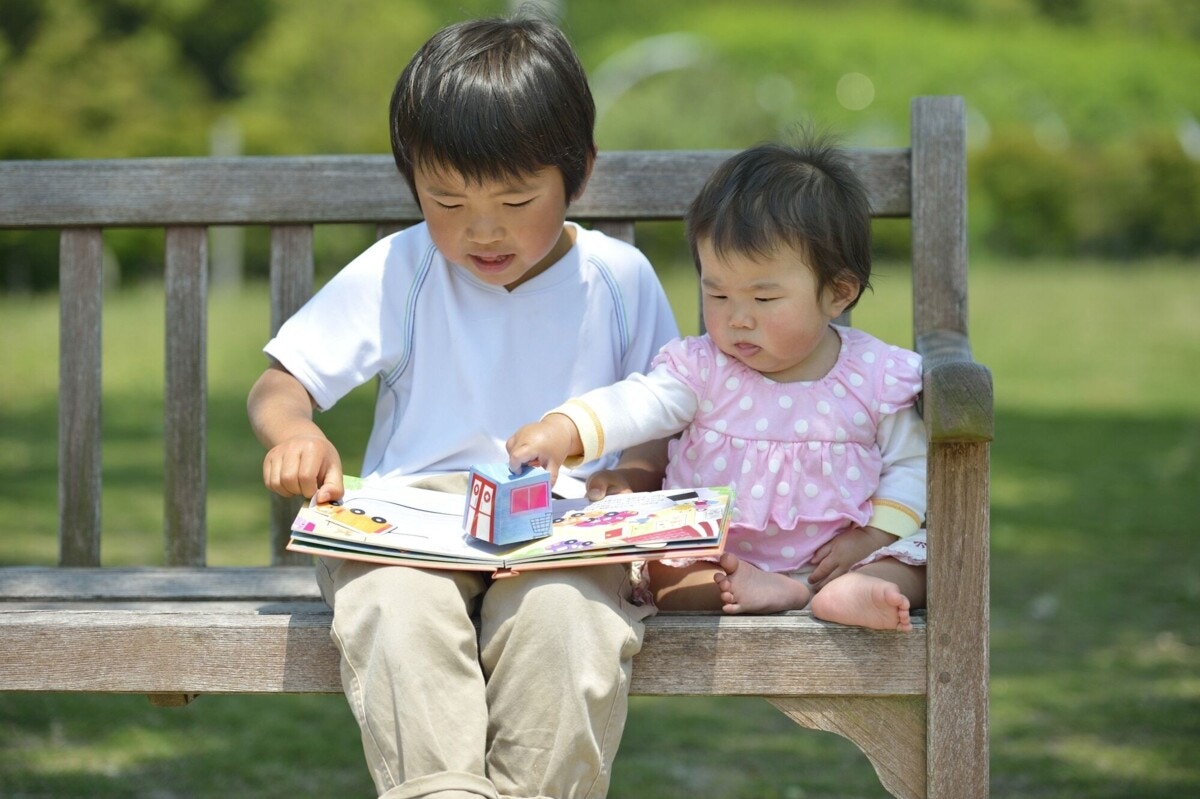 子どもの発育に効果的 0歳児向け絵本の選び方とおすすめ10選 ママリ