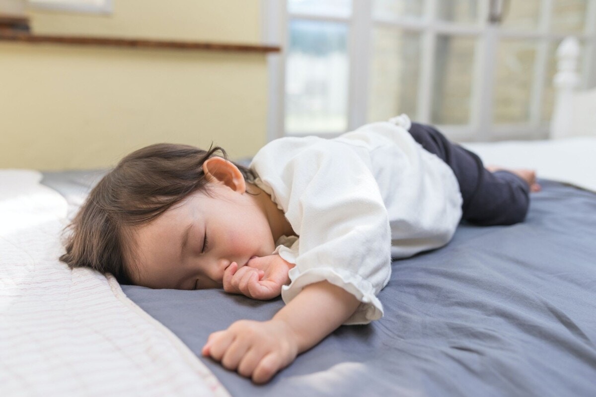 1歳のお昼寝時間、どのくらい？睡眠の特徴やお昼寝のポイントを知りたい！ [ママリ]