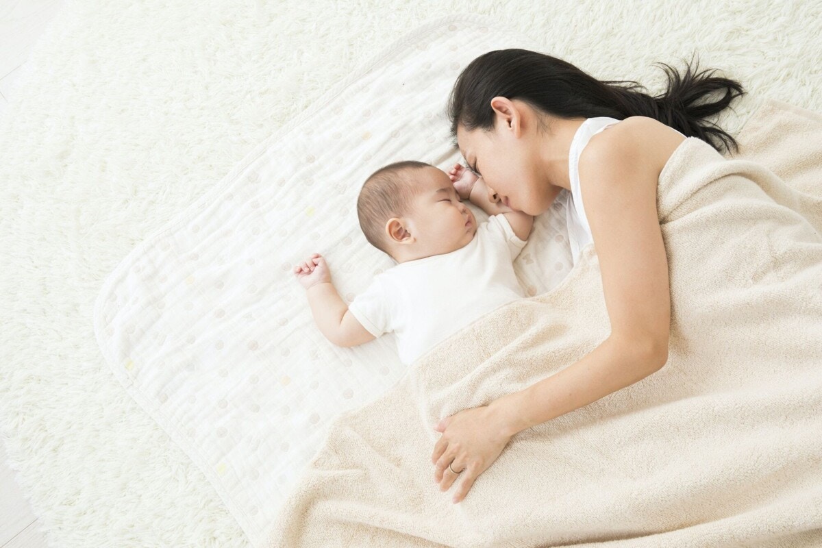 赤ちゃんとの添い寝は を整えることが大切 正しい添い寝方法とリスク 注意点 ママリ