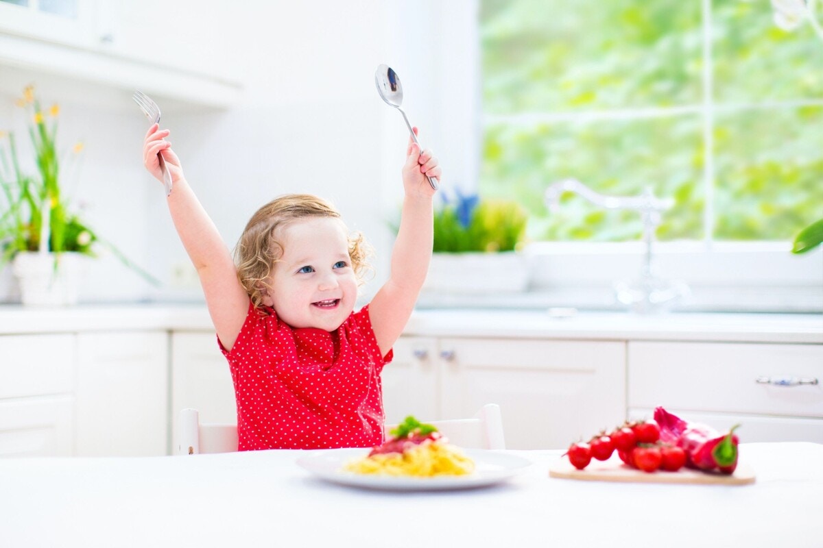 食事中に立ち歩く子どもには の徹底が大切 食事マナーで教えるべき4つのポイント ママリ