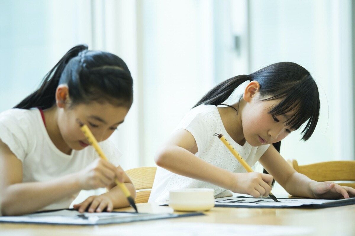 子どもに習字を習わせるメリット デメリットは 月謝や教室の選び方も解説 ママリ