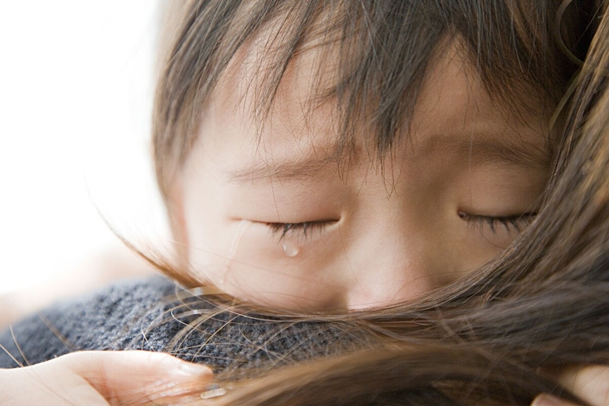 夜に泣き叫びながら起きる…夜驚症の原因と見守り方を小児科医が解説 