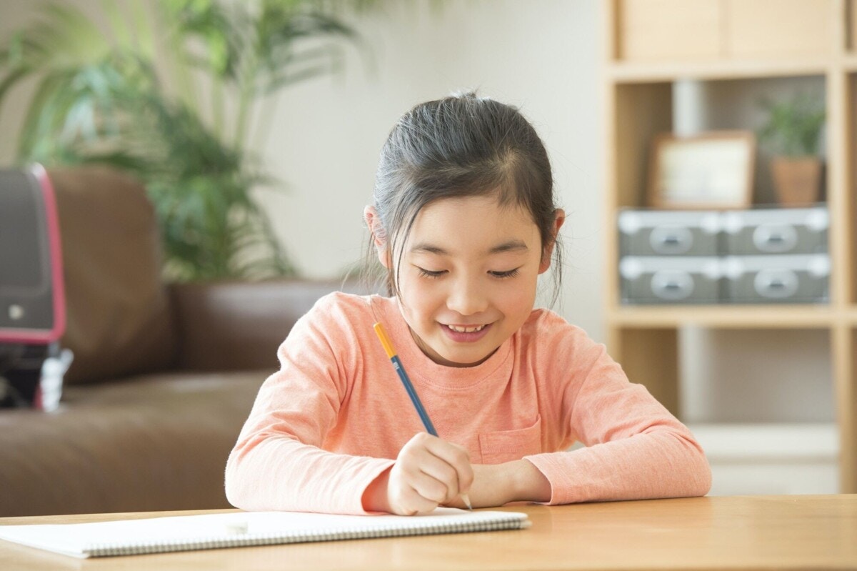 小学1年生の宿題事情 子どもの自主性を育む親の関わり方とは ママリ