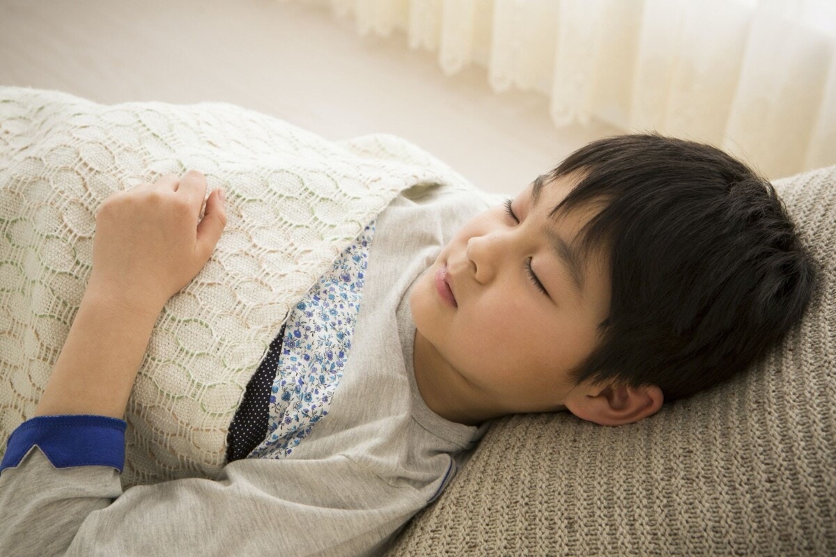 7万いいね！子どもが考えついた二度寝の幸せを味わう方法に「素晴らしい発想」「天才！」 [ママリ]