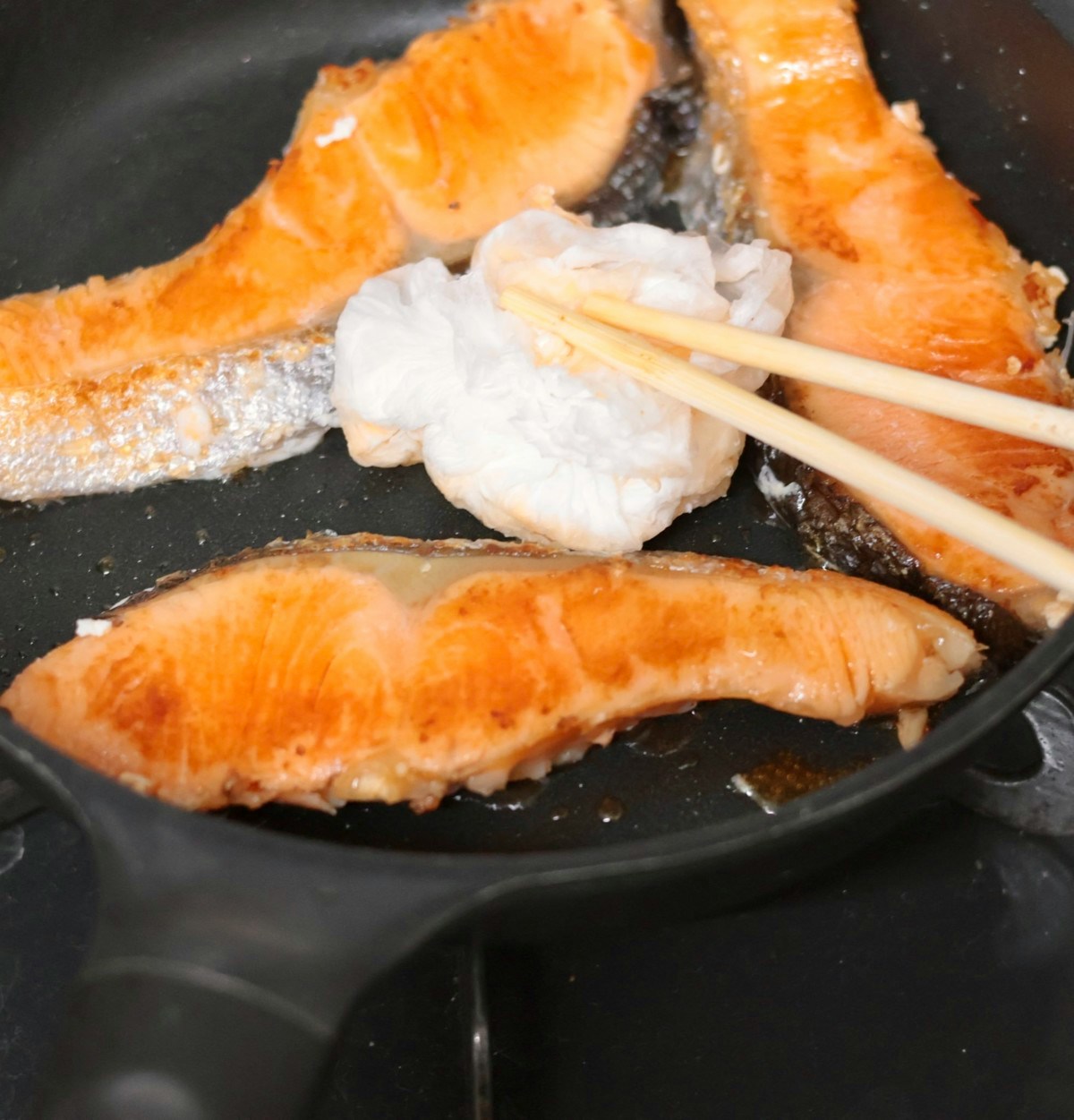 「皮に臭みがあるから…」シェフ直伝、鮭の焼き方テクに8.6万いいね「目から鱗」「食べたくなる」 [ママリ]