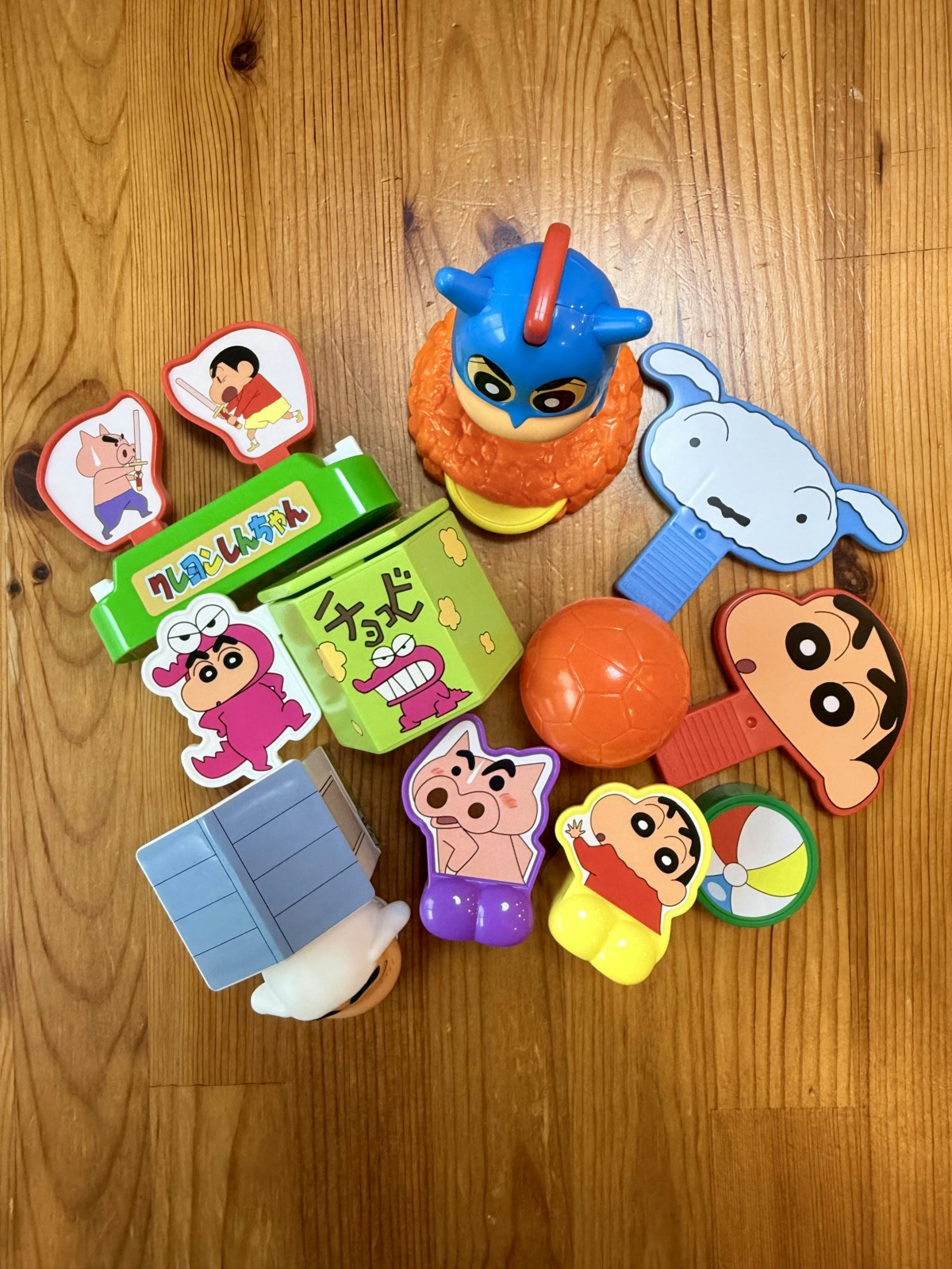 ハッピーセットに「クレヨンしんちゃん」全おもちゃを画像でくわしく