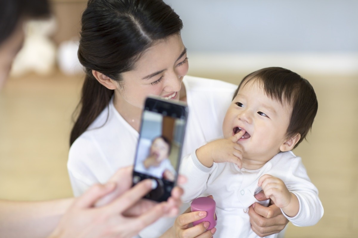 すごすぎて10万バズ！パパと1歳児のスマホ顔認証に「プログラムの負け