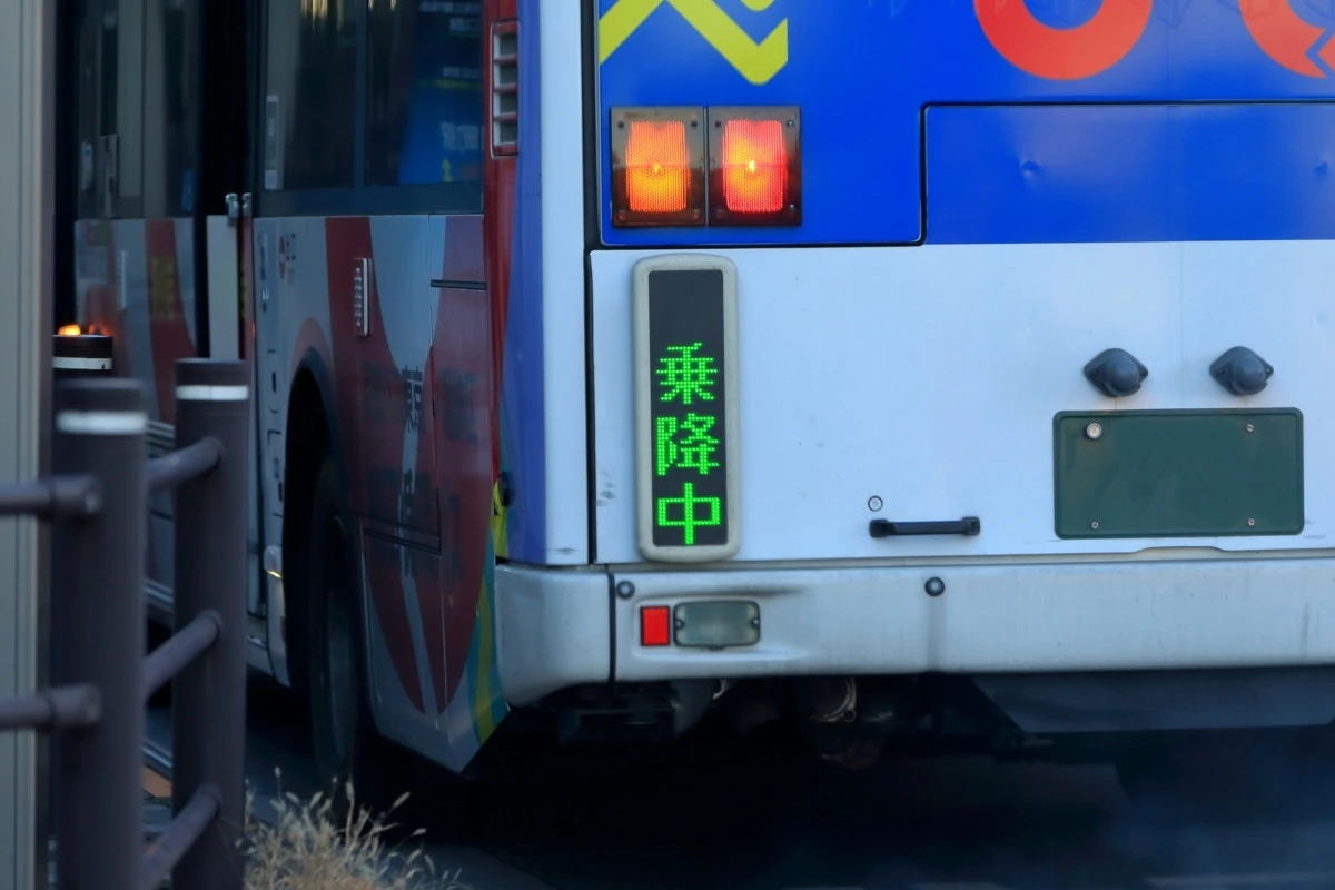 【感動】バスを降りて座り込んだ女性→運転手の“とっさの行動”に絶賛の嵐「グッジョブ」「優しい心」