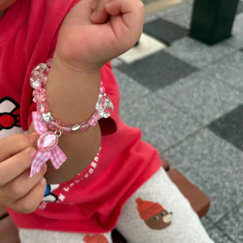 「壊しちゃったから」兄が妹にブレスレットをプレゼント→優しい行動に2.1万いいね「責任とって立派」「自分もよくやられた」