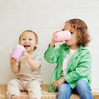 「コップ飲みをどうやって教えよう？」の疑問を解決！人気のミラクルカップを使えばママも安心。