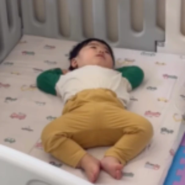 1歳息子がお昼寝から起きてこない→ママが見に行ったら…！ 「これは人生2週目」「貫禄すごい」