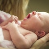 新生児月経・新生児帯下とは？女の子の赤ちゃんに生理やおりもの？原因、症状、対処法まとめ