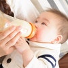 「正しい授乳姿勢のポイント」授乳中の新生児の抱き方、哺乳瓶の持ち方をくわしく紹介