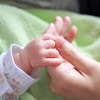 赤ちゃんの手足が冷たいときはどうする？原因と対処法を体験談とともに紹介