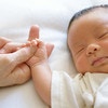 赤ちゃんの起こし方 朝から夜までの睡眠リズムと授乳方法まとめ ママリ