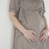 【医療監修】妊娠4ヶ月目の妊婦と胎児の様子。健診を待たずに受診すべき症状と生活での注意点