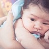 新生児の母乳量の目安は？授乳間隔と飲みすぎる原因について