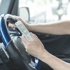 運転中の「ながらスマホ」12月1日から厳罰化。スマホをさわるだけでも違反なの？