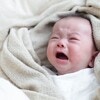 ママはへとへと…何をやっても泣き止まない！赤ちゃんの夜泣きの原因と対処法