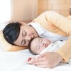 赤ちゃんとの添い寝は〇〇を整えることが大切！正しい添い寝方法とリスク、注意点
