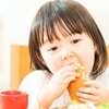 大人はインスタント食品で済ませるとき、子どもには何を食べさせている？