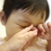 夜に泣き叫びながら起きる…夜驚症の原因と見守り方を小児科医が解説